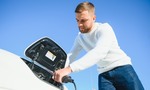 Predaj EV stále padá, veľkej skupine klientov chcú elektromobily nanútiť