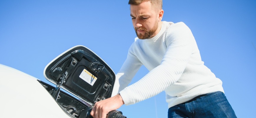 Predaj EV stále padá, veľkej skupine klientov chcú elektromobily nanútiť