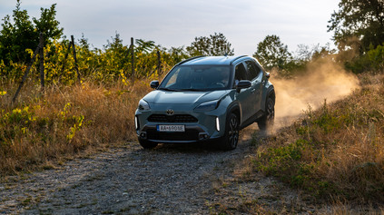 TEST TOYOTA YARIS CROSS 1.5 HYBRID AWD - AJ SO ŠTVORKOLKOU JAZDÍ ZA 4 LITRE