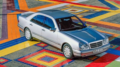 MERCEDES-BENZ E JE VETERÁN. TYP W210 TIEŽ OSLAVUJE 30 ROKOV