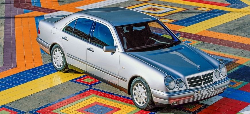 Mercedes-Benz E je veterán. Typ W210 tiež oslavuje 30 rokov