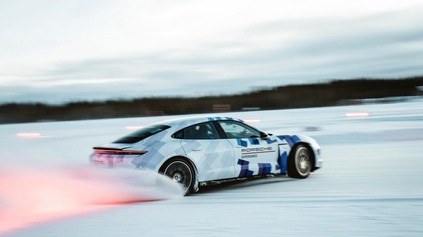 ZA NAJDLHŠÍ DRIFT NA ĽADE MÁ PORSCHE TAYCAN GUINNESSOV REKORD