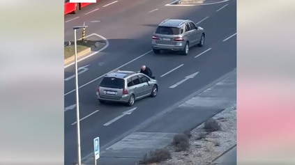 ŠIALENÝ INCIDENT V BA! VODIČ HO ODVIEZOL NA KAPOTE PREČ, AGRESOR MU ODTRHOL STIERAČ (AKTUALIZOVANÉ)