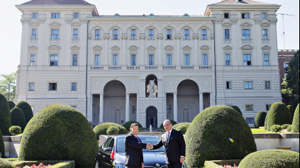 ČESKÍ VEĽVYSLANCI DOSTANÚ ŠKODOVKY, ODOVZDAJÚ BMW