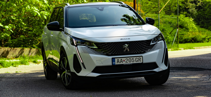 Test Peugeot 5008 1,2 Hybrid: Praktický a skromný estét