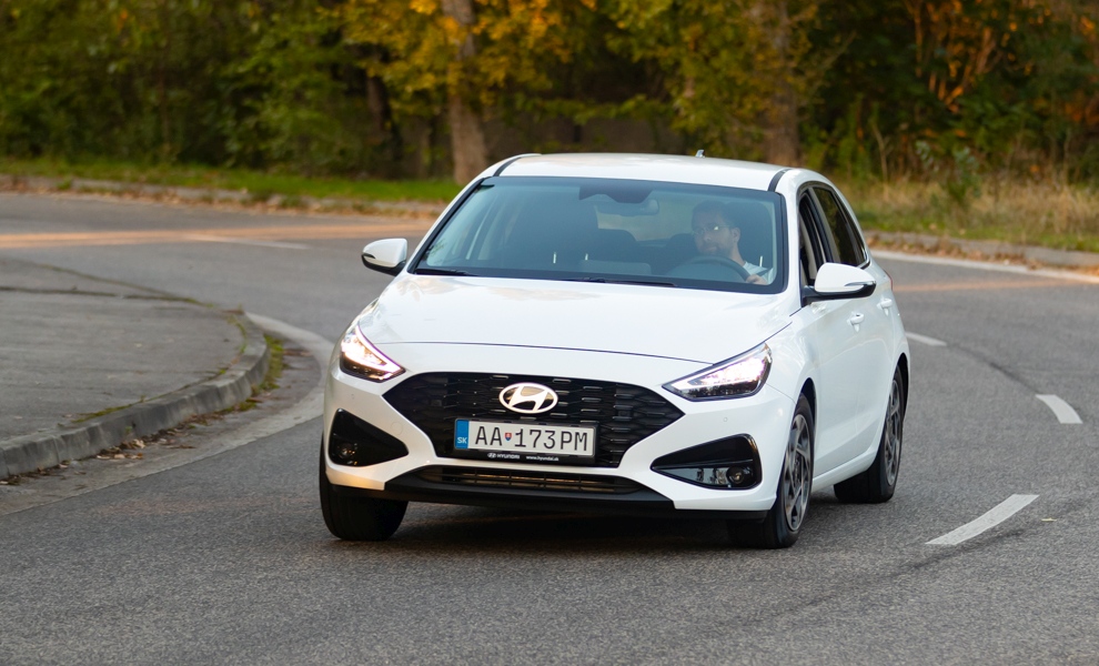 TEST HYUNDAI I30 1.5 DPI: BEZ PREPĹŇANIA, BEZ ELEKTROMOTORA A S NEPRIAMYM VSTREKOM