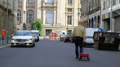 KLAME GOOGLE MAPS A VYTVÁRA ZÁPCHY V PRÁZDNYCH ULICIACH BERLÍNA