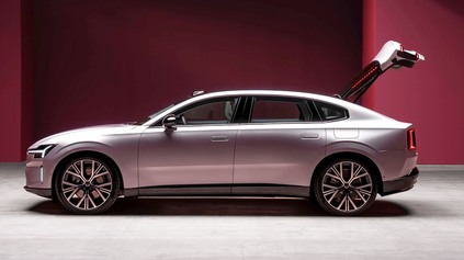 Nové Volvo ES90 detailne. Z klasického sedanu je praktickejší liftback, ale s malým kufrom