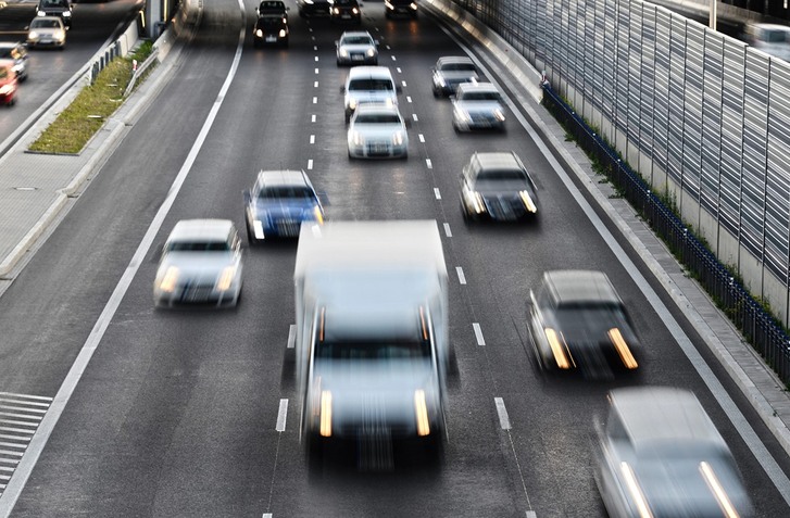 OBMEDZILI RÝCHLOSŤ NA DIAĽNICI VYBRANÝM VOZIDLÁM. VYROBILI NOVÚ HROZBU, SŤAŽUJÚ SA MOTORISTI