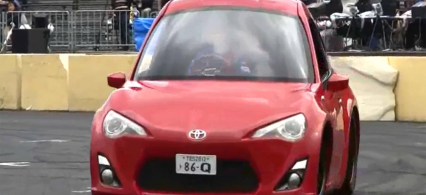 To je už čo toto? Mini Toyota GT86!