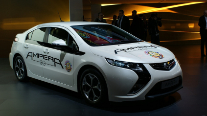 ŽENEVA 2012: AUTO ROKA 2012 JE OPEL AMPERA/CHEVROLET VOLT