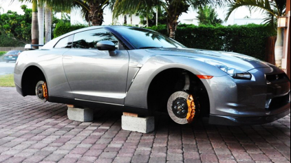 NISSAN GT-R RUN OUT OF WHEELS