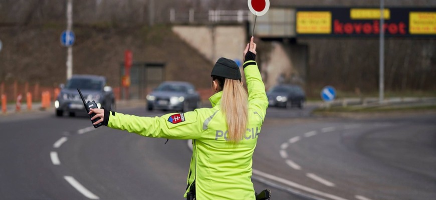 Policajti kontrolujú vodičov utajenými zariadeniami. Radary to nie sú, ich počet nechcú povedať