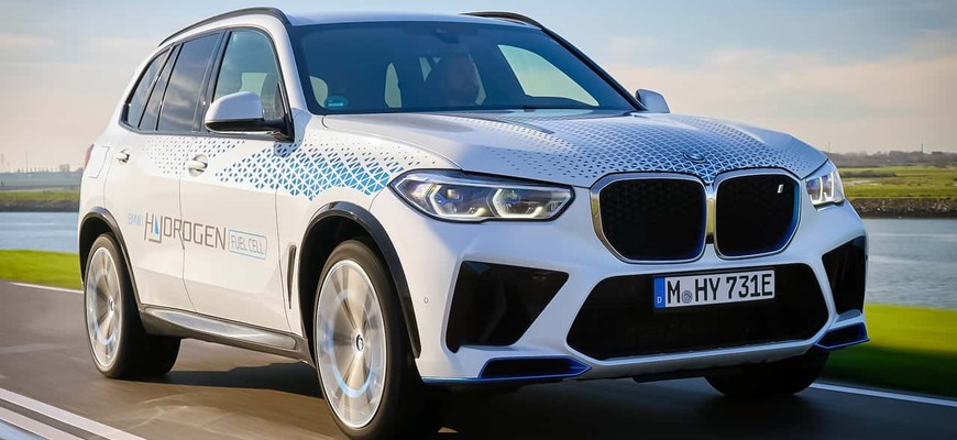 BMW chystá auto s novým pohonom. Nebude mať klasický motor, reakcia na problémy elektromobilov?