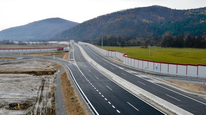 NOVÁ DIAĽNICA PREPOJÍ SEVER A JUH SLOVENSKA. NAHRADÍ OKRESKY, JEDEN ÚSEK R3 IDE ŠTÁT URGOVAŤ