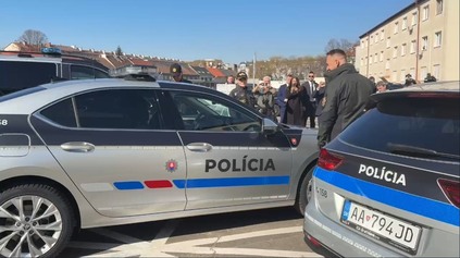 SLOVENSKO MÁ ZAS NOVÝ DIZAJN POLICAJNÝCH ÁUT. JE ZBYTOČNÝ A NEVHODNÝ