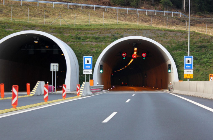 JE ASFALT V TUNELI NEBEZPEČNÝ? MOŽNO HO DOSTANE TUNEL VIŠŇOVÉ, ÚSEK D1 NIE JE ANI ZĎALEKA HOTOVÝ