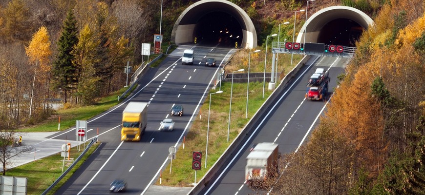 Zachráni slovenské diaľnice nový stroj? Má to jeden zádrheľ, ovplyvní najdlhší tunel na D4