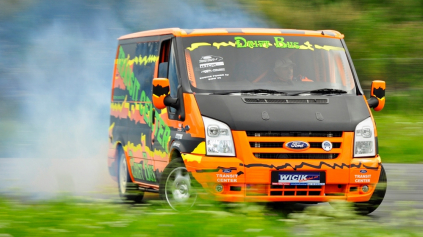 TOTO JE UŽ ČO! DRIFTUJÚCI FORD TRANSIT V8 Z POĽSKA!