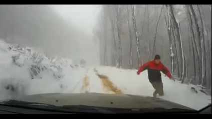 UŠLO MU AUTO Z KOPCA. KAMERA MÁ GROTESKU A AUTO TRAGÉDIU