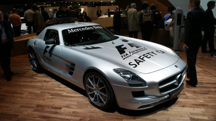 NOVÉ F1 SAFETY CAR: MERCEDES BENZ SLS AMG