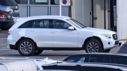 PROTOTYP MERCEDES-BENZ GLC NAFOTENÝ S MINIMÁLNYM MASKOVANÍM A INTERIÉROM