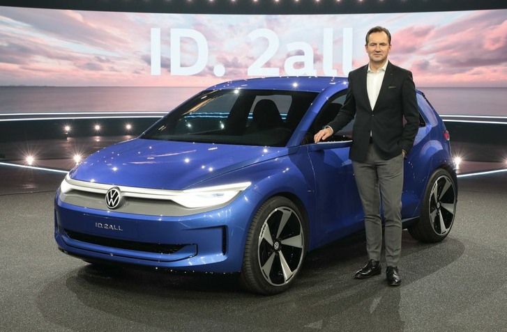 OBRAT AJ VO VW. EŠTE PRED ROKOM ODMIETANÝ POHON JE SPÄŤ KVÔLI SLABÝM PREDAJOM ELEKTROMOBILOV