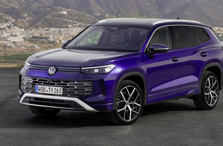 NOVÝ VOLKSWAGEN TAYRON UŽ NECHCE BYŤ LEN NATIAHNUTÝ TIGUAN. K VÄČŠÍM ROZMEROM PRIDÁVA ORIGINALITU