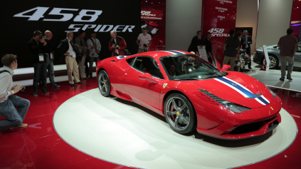 FERRARI 458 SPECIALE ZVLÁDA ZÁKRUTY S PREŤAŽENÍM 1,33G