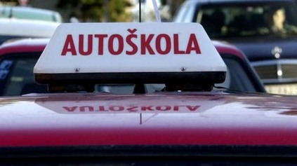 CENY AUTOŠKOLY RASTÚ, UŽ ČOSKORO PREKROČIA 1 000 EUR ZA BEŽNÝ VODIČÁK!