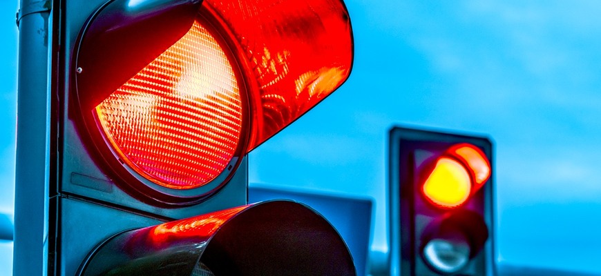 Zmenili pravidlá na križovatkách: Nové semafory obmedzujú prevádzku, trestajú vodičov u susedov