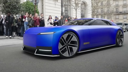 JAGUAR TYPE 00: KONTROVERZNÝ ELEKTROMOBIL SA UKÁZAL V ULICIACH PARÍŽA