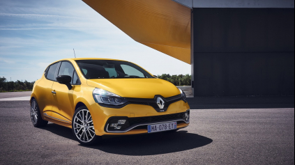 RENAULT CLIO RS MÁ PO MODERNIZÁCII VÝFUK AKRAPOVIČ