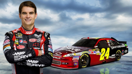 PODARENÁ REKLAMA - JEFF GORDON SI V PRESTROJENÍ VYSKÚŠAL CAMARO