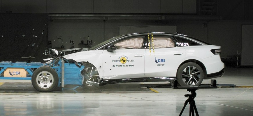 VW ID.7 má za sebou nárazové testy Euro NCAP. Za ochranu dospelých i detí berie vysoké zámky
