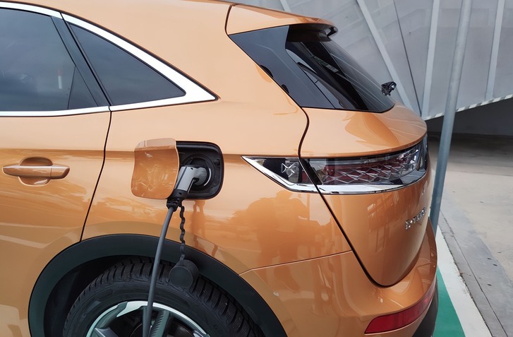 NÁDEJ ZHASLA? ODPOR VOČI OPATRENIU, KTORÉ MALO ZACHRÁNIŤ ELEKTROMOBILY  Z KRÍZY. AJ SR MÁ PROBLÉM