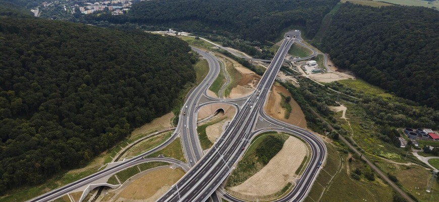 Diaľnica na východe s netypickou križovatkou vám ušetrí 20 minút. Koľko Slovákov o nej vie?