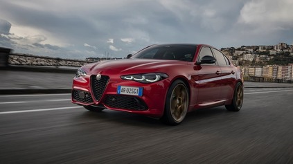 NOVÁ VÝBAVA ALFA ROMEO INTENSA DOSTANE ČIERNU STRECHU A ZLATÉ DOPLNKY