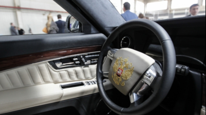 PUTIN SI DÁVA POSTAVIŤ RUSKÚ OBRNENÚ LIMUZÍNU, POMÔŽU AJ TECHNICI Z PORSCHE