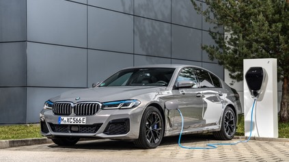 NOVÉ BMW 545E XDRIVE SO 6 VALCOM PONÚKNE AJ TROCHA ŠPORTOVOSTI