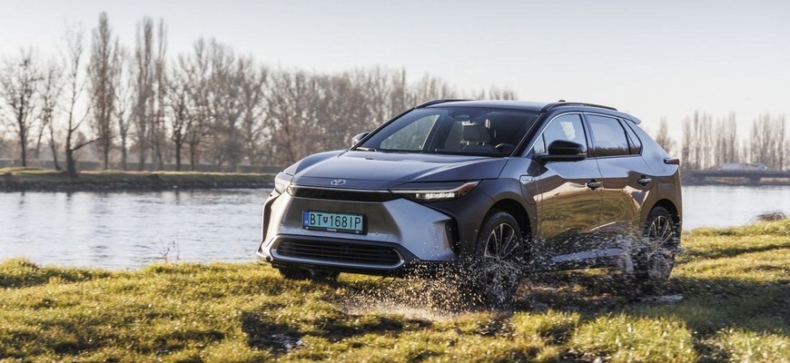 Toyota má tvrdú výstrahu pre všetkých motoristov, čo urobí s elektromobilmi?