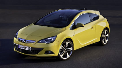 DIEVČATÁ MAJÚ VÝSTRIHY, OPEL ASTRA GTC PANORAMATICKÉ OKNO