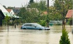 Povodne ničia majetok Slovákov, kopia sa problémy v doprave. Ako riešiť zatopené autá a poistky?