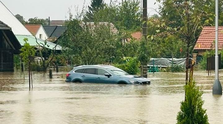 Povodne ničia majetok Slovákov, kopia sa problémy v doprave. Ako riešiť zatopené autá a poistky?