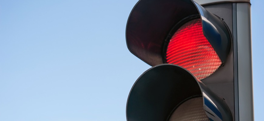 Nový semafor povolí na jedinú farbu prechádzať križovatkou aj zastaviť. Môže pravidlo fungovať?