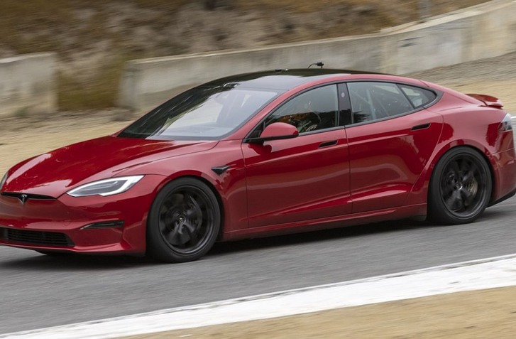 TESLA MODEL S PLAID S AKTÍVNYM ZADNÝM KRÍDLOM CHCE NOVÝ REKORD NA OKRUHU LAGUNA SECA