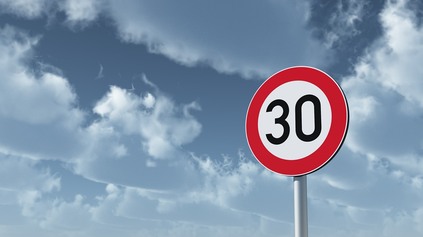 PRETLAČILI RÝCHLOSŤ 30 KM/H NA DIAĽNICI. PREVALILA SA EKOLOŽ PRI SR, TAJILI PRAVDU O EMISIÁCH?!