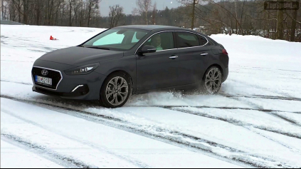 HYUNDAI I30 FASTBACK VIE ŠMYKY S ELEKTRONICKOU RUČNOU