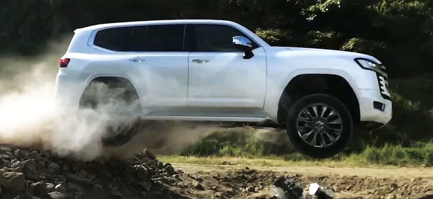 Je nová Toyota Land Cruiser stále serióznym nástrojom do terénu? Videá vám dajú odpoveď