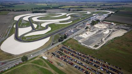 SLOVAKIA RING JE PRIPRAVENÝ NA FIA WTCC. NÁVŠTEVNÍCI MÔŽU SPAŤ V STANE